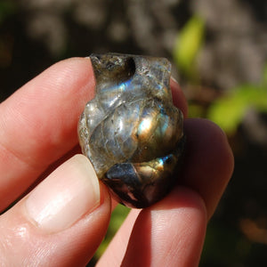 ONE 1.25in Labradorite Anatomical Heart Realistic Crystal Carving